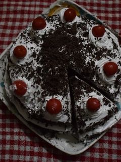 ब्लैक फोरेस्ट केक (Black forest cake recipe in hindi) रेसिपी मुख्य फोटो