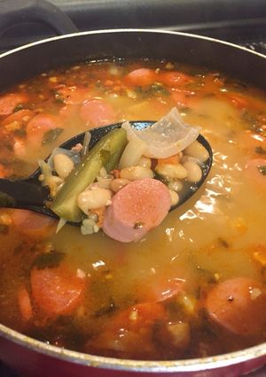 Una foto de Frijoles charros con cueritos