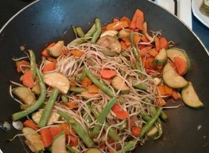 Una foto de Wok con verduras. ॐ