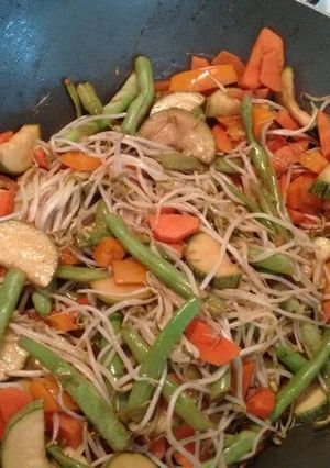 Una foto de Wok con verduras. ॐ