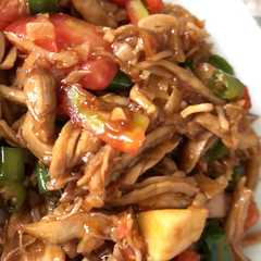 A picture of Modified kungpao chicken with apple: sweet and spicy taste.
