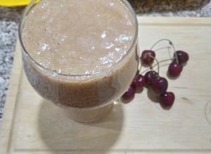 Une photo de Smoothie banane 🍌/ cerises🍒