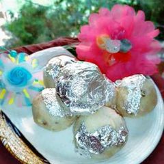 A picture of Sabudana laddu.