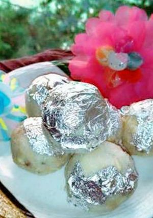 A picture of Sabudana laddu.