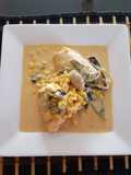 Pollo con rajas de poblano y elotes, en salsa de crema
