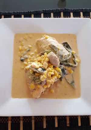 Una foto de Pollo con rajas de poblano y elotes, en salsa de crema