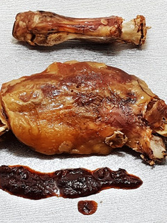 Una foto de Cabrito asado en crockpot con salsa chutney de manzana