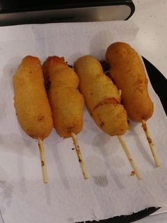 Una foto de Salchichas en tempura con queso cheddar