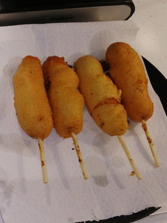 Una foto de Salchichas en tempura con queso cheddar