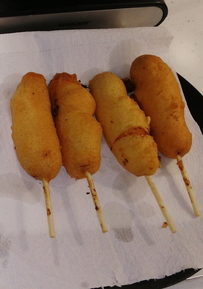 Una foto de Salchichas en tempura con queso cheddar