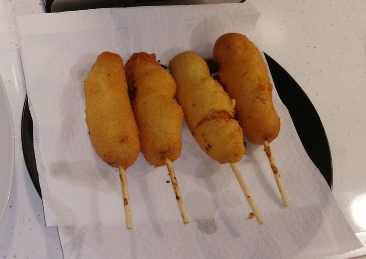 Salchichas en tempura con queso cheddar