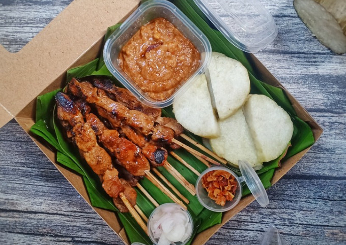Nasi putih, sate ayam bumbu kacang (3 tusuk), lontong mini, acar