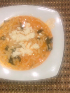 Una foto de Sopa de coditos con espinacas