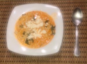 Una foto de Sopa de coditos con espinacas