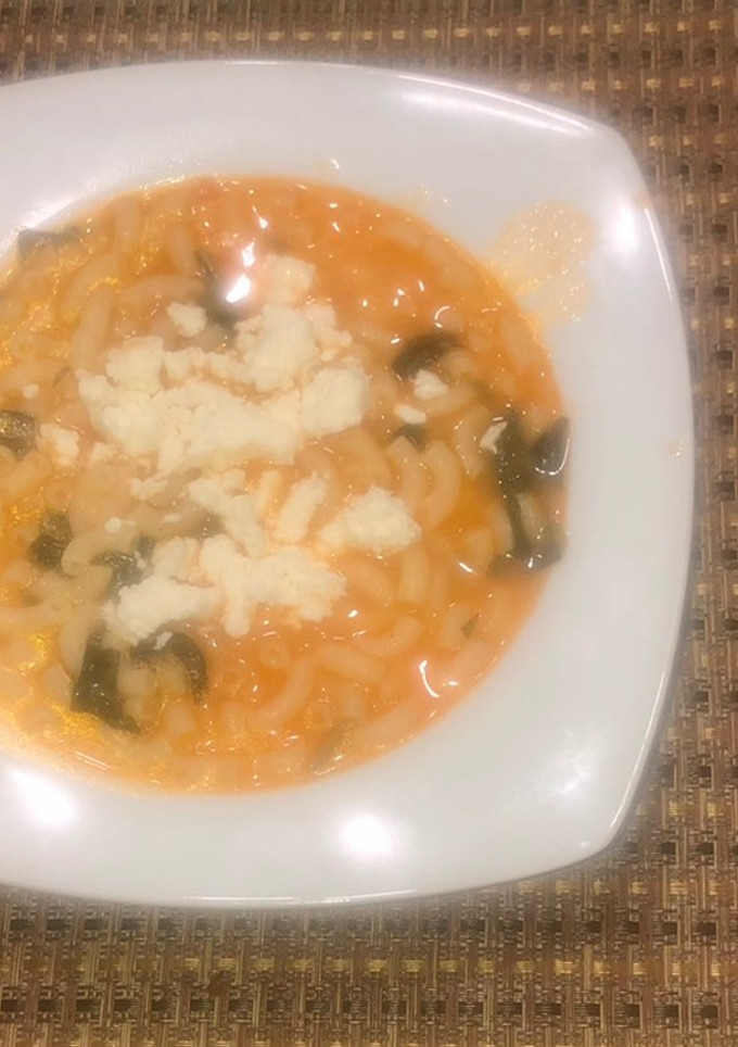 Una foto de Sopa de coditos con espinacas