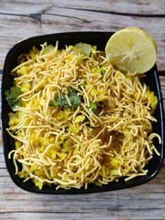કાંદા પોહા (Kanda Poha Recipe In Gujarati) રેસીપી મુખ્ય ફોટો