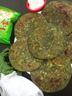 પાલક પનીર પરાઠા (Palak paneer paratha recipe in gujarati) રેસીપી મુખ્ય ફોટો