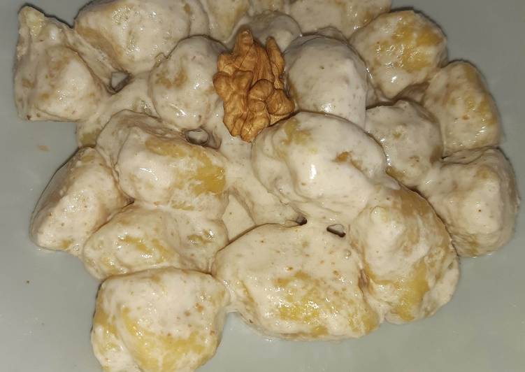 Gnocchi di patate allo zafferano con crema di noci