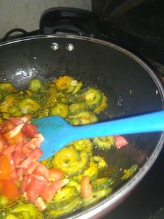 टमाटर-करेला सब्जी(tamatar karelai sabzi recipe in hindi) रेसिपी मुख्य फोटो