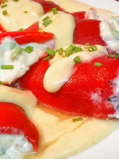Una foto de Piquillos rellenos de Bacalao y Gambas con crema de bogavante