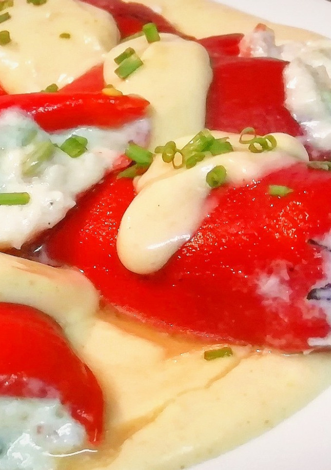 Una foto de Piquillos rellenos de Bacalao y Gambas con crema de bogavante