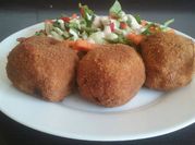 Una foto de croqueta de pescado perejil