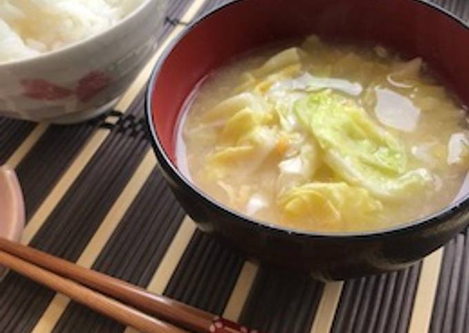 Steps to Prepare Quick Japanese Egg and Cabbage Soup (Kakitamajiru)