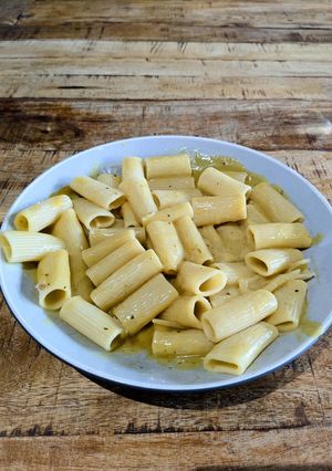 A picture of Honey mustard Rigatoni pasta.