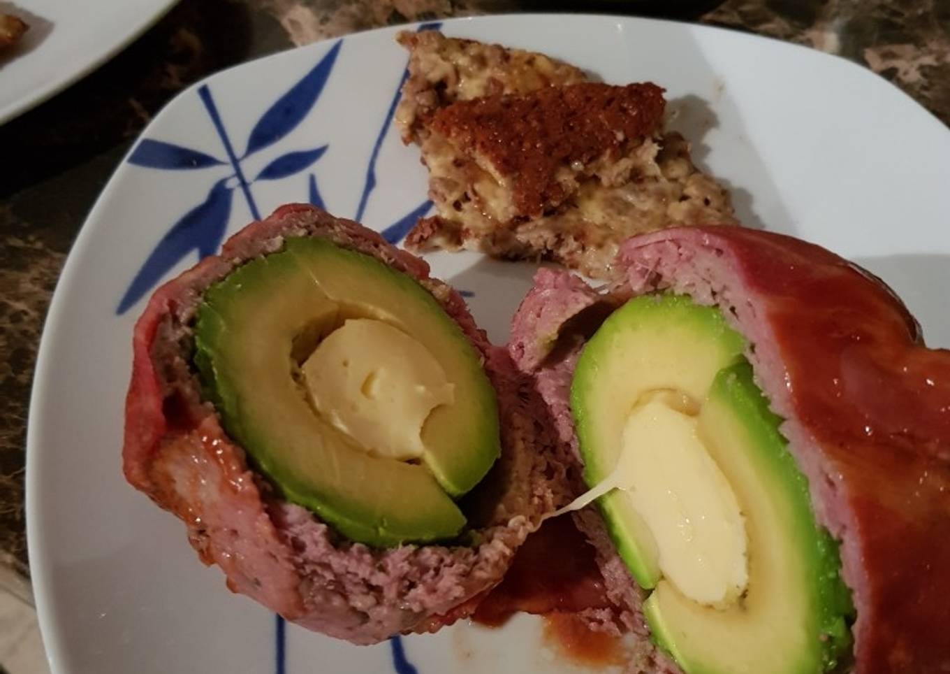 Aguacate relleno, cubierto con tocino ahumado
