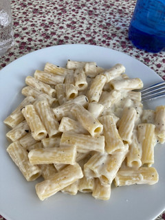Una foto de Macarrones a la carbonara con nata sin bacon