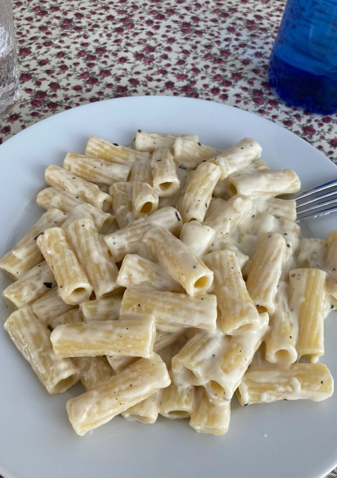 Una foto de Macarrones a la carbonara con nata sin bacon