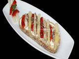 Tosta de caballa, pimiento asado y espárragos