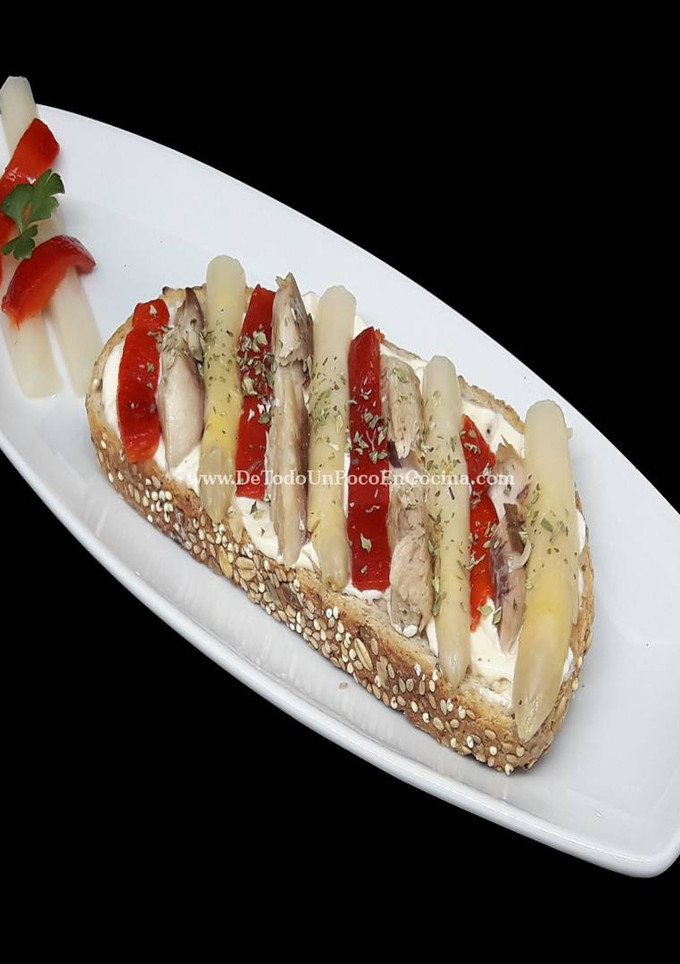 Una foto de Tosta de caballa, pimiento asado y espárragos