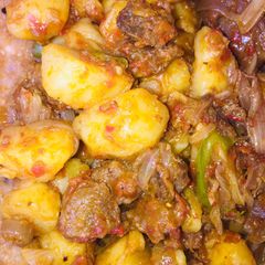 A picture of Potatoes and beef sauce.
