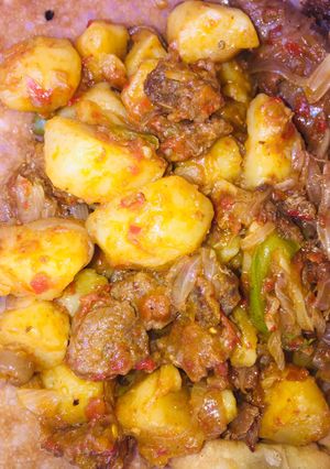 A picture of Potatoes and beef sauce.