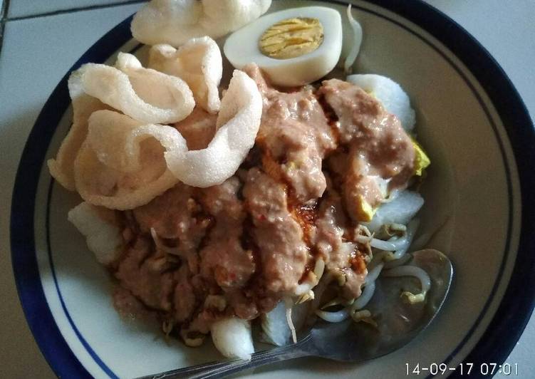 Kupat tahu bumbu kacang