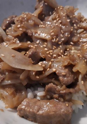 Une photo de Boeuf sauté aux oignons: