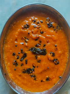 தக்காளி பூண்டு சட்னி (Thakkali Poondu Chutney Recipe in tamil) செய்முறை முக்கிய புகைப்படம்