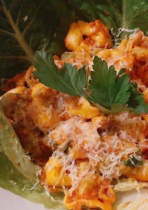Színes tortellini sálata ágyon recept fotója