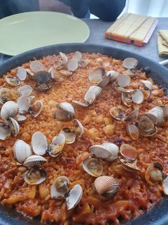 Una foto de Paella de sepia y berberechos