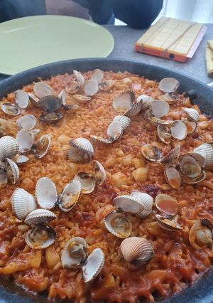 Una foto de Paella de sepia y berberechos