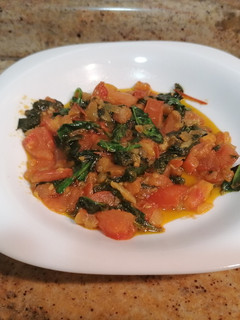 Una foto de Espinacas con tomate