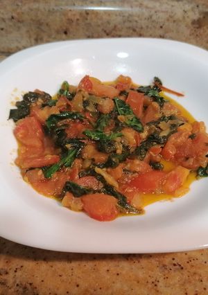 Una foto de Espinacas con tomate