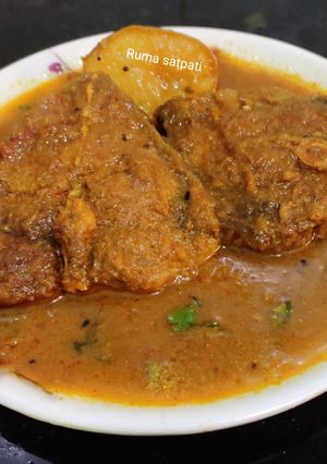 কাতলা মাছের মাখা ঝোল(kaatla maacher maakha jhol recipe in Bengali) রেসিপির প্রধান ছবি