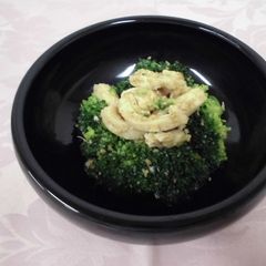 A picture of Broccoli and chicken with sesame vinegar.