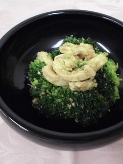 A picture of Broccoli and chicken with sesame vinegar.