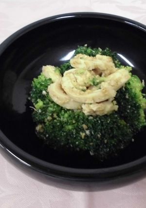 A picture of Broccoli and chicken with sesame vinegar.