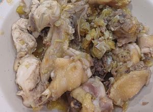 Hình của món Gà kho củ nén (hành tăm).