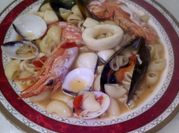 Una foto de calamares gambas y chirlas