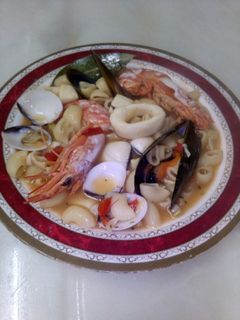 Una foto de Pasta de caracol con marisco
